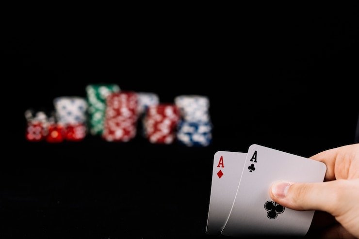 Fitur chat real-time memungkinkan interaksi dengan dealer dan pemain lain Chat live dan statistik meja pada sesi blackjack pak bostogel